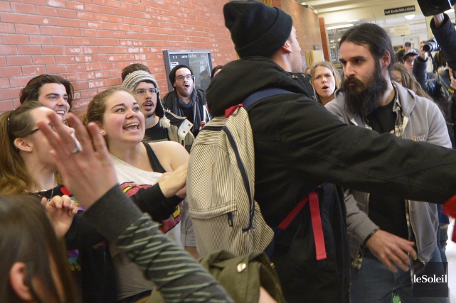 Première journée de grève à l'Université Laval sur fond de tensions David Paquet (avec la tuque), étudiant en études... (Le Soleil, Yan Doublet)