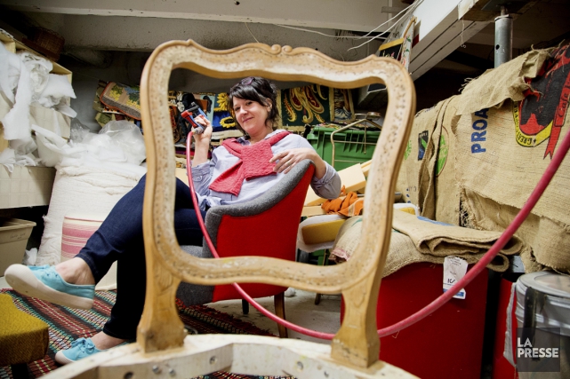 L'«artiste-meublière» Anne-Marie Dion ressuscite les canapés mal-aimés sans... (PHOTO ALAIN ROBERGE, LA PRESSE)
