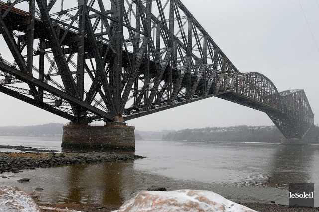 Peinture du pont de Québec: la facture passe du simple au double Les ingénieurs ont utilisé cinq méthodes de calcul... (Photothèque Le Soleil, Erick Labbé)