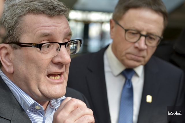Pont de Québec: Labeaume et Lehouillier en furie contre le CN Accompagné du maire de Lévis, Gilles Lehouillier, le... (Le Soleil, Yan Doublet)