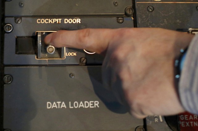 Le verrouillage des portes des cockpits, des procédures strictes depuis le 11-Septembre Le pilote ou le copilote resté à l'intérieur... (PHOTO LEONHARD FOEGER, ARCHIVES REUTERS)