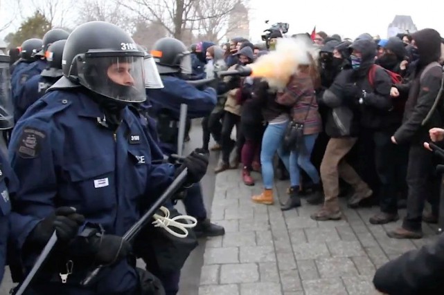 Manifestante blessée: Serge Ménard déplore les méthodes policières «Ça ne devrait jamais avoir lieu. On ne... (Photo tirée d'une vidéo d'Impact Campus)