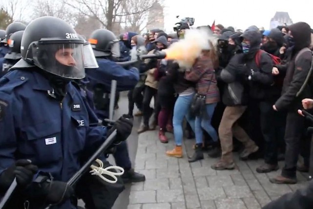 Contrôle de foule durant les manifestations: «Des leçons à tirer», dit Couillard Réagissant pour la première fois à l'épisode de... (Photo tirée d'une vidéo d'Impact Campus)