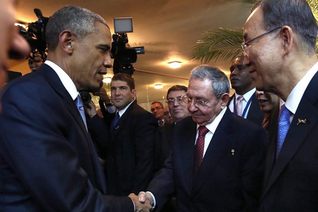 Les deux dirigeants s'étaient déjà serré la main... (PHOTO PRESIDENCIA PANAMA, AFP)