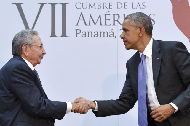 Barack Obama sert la main de Raúl Castro lors... (PHOTO MANDEL NGAN, ARCHIVES AFP)