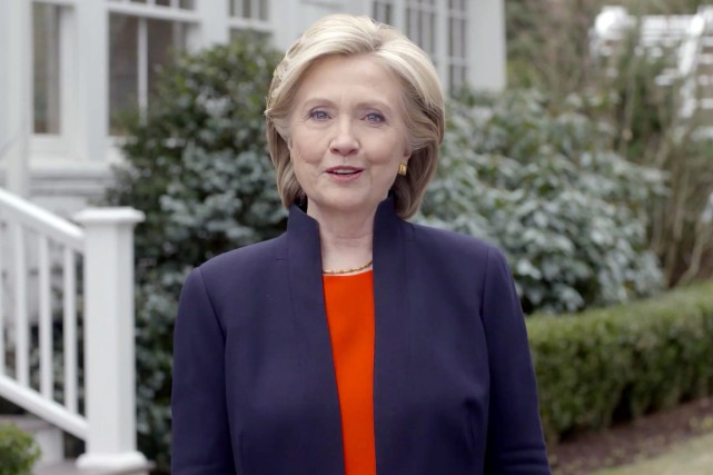 Hillary Clinton, la «championne» du peuple Dans une vidéo diffusée peu après 15h, dimanche... (IMAGE AFP)
