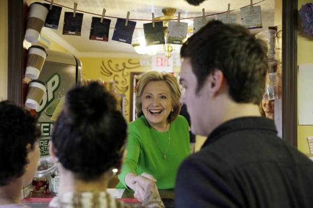 Vêtue d'une tunique verte, Hillary Clinton a commandé... (PHOTO CHARLIE NEIBERGALL, AP)