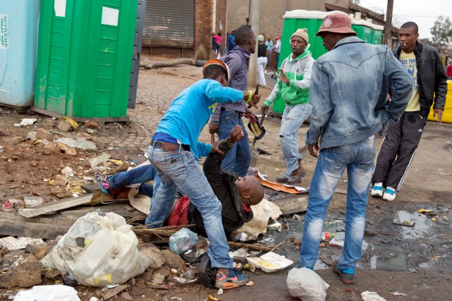 Résultat de recherche d'images pour "attaques xénophobes, afrique du sud"