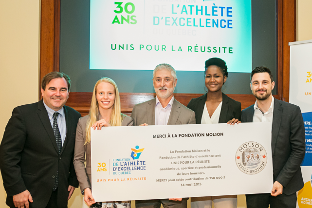 La FAEQ remet 190 000 $ en bourses à 55 étudiants-athlètes Andrew Molson, président de la Fondation Molson, Jacqueline... (Photo Chantal Mathieu/NH Photographes)