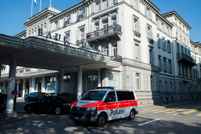 Des policiers suisses en civil opérant à la... (Photo Ennio Leanza, AP)