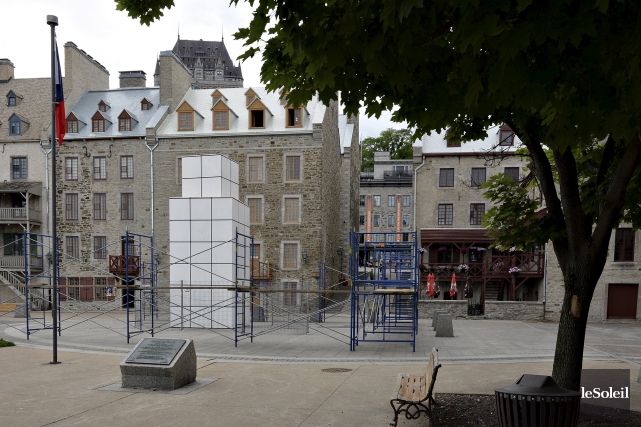 Place de Paris: le «Colosse de Québec» démantelé Québec avait mandaté l'an dernier le Centre de... (Le Soleil, Patrice Laroche)