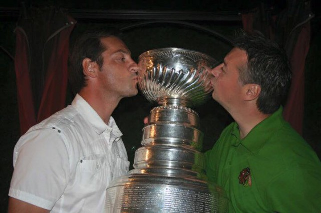 Un deuxième Waite remporte la Coupe Stanley Jimmy et Stéphane Waite lors des célébrations de... (Photo courtoisie Charles Pelletier)