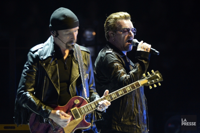 Le guitariste The Edge et le chan teur... (Photo La Presse)