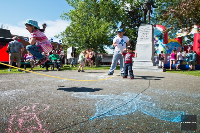 En fierté s.v.p.! La petite Anahi Miranda Couture, 5 ans, saute... (Imacom, Jessica Garneau)