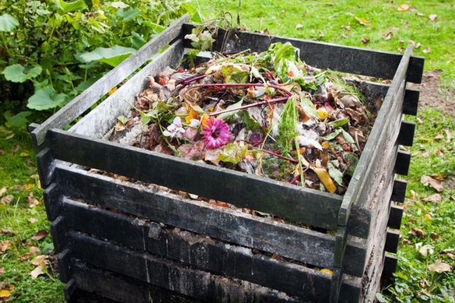 Vidéo: Composter...tout ce qu'il y a de plus sensé! Avec un modèle au sol, en bois, ou... (Thinkstock)