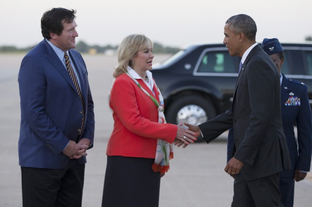 La gouverneure républicaine de l'Oklahoma Mary Fallin accueille... (PHOTO EVAN VUCCI, AP)