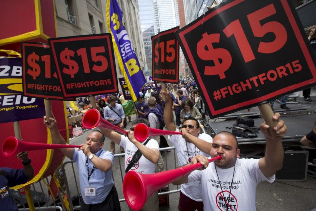 Au niveau fédéral, le salaire minimum horaire est... (Photo Brendan McDermid, REUTERS)