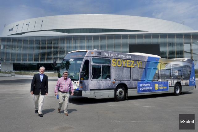 Ouverture du Centre Vidéotron: des festivités à 1,8 million $ Un autobus du RTC a été décoré aux... (Le Soleil, Jean-Marie Villeneuve)