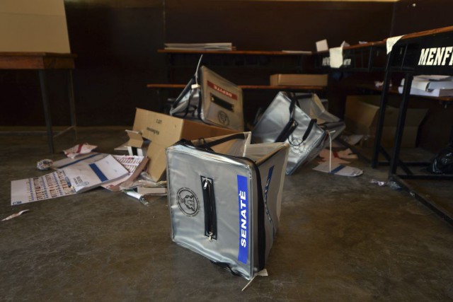Un bureau de vote a été saccagé dans... (PHOTO HECTOR RETAMAL, AFP)