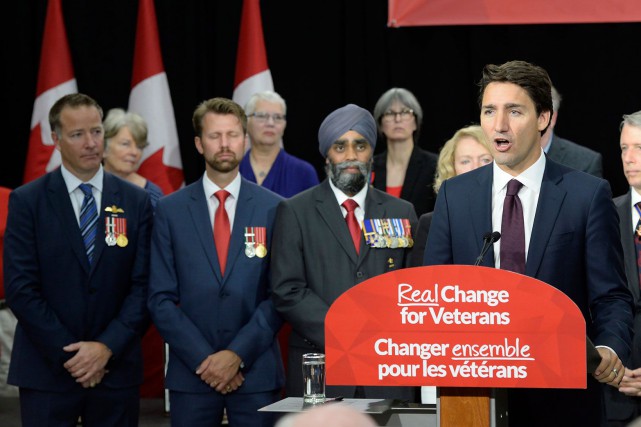 La grogne contre Harper nuit à Deltell, selon le NPD et le PLC L'ex-militaire de 39 ans Youri Rousseau (à gauche)... (La Presse Canadienne, Paul Chiasson)