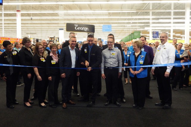 Walmart inaugure sa nouvelle offre alimentaire à Lebourgneuf Jeudi se déroulait l'inauguration du nouveau Supercentre de... (Photo fournie par Walmart)