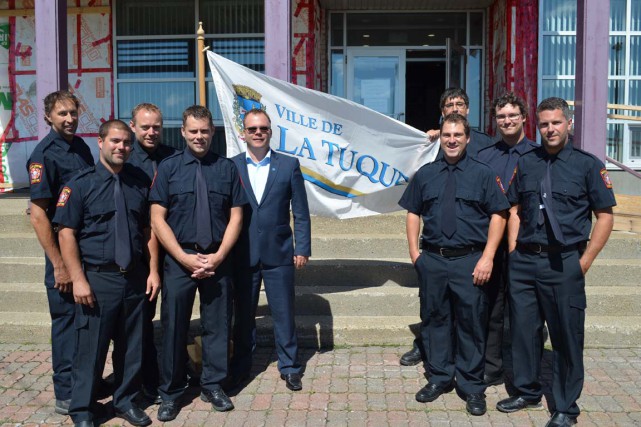 Les Îles-de-la-Madeleine et La Tuque échangent leur drapeau Les pompiers Stéphane Cormier, Jean-Samuel Bourgeois, Jean-Martin Arseneau...