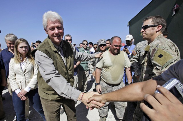 Chelsea Clinton (à gauche, arrière-plan) en compagnie de... (PHOTO LYNNE SLADKY, ARCHIVES AP)