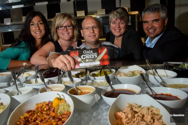 Souper gastronomique pour la cause du cancer Amélie St-Pierre, du comité organisateur, Maude Paquette-Normandin, agente... (Photo: François Gervais, Le Nouvelliste)