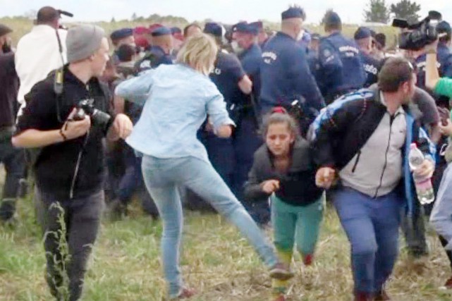 La camérawoman hongroise qui a frappé des migrants s'excuse Les images de l'opératrice de télévision donnant des... (PHOTO ARCHIVES AFP/INDEX.HU)
