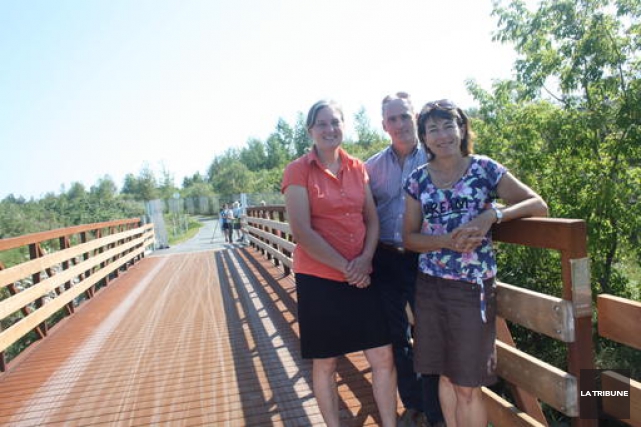 Un pont de 200 000 $ pour vélos à Magog La secrétaire-trésorière du Conseil québécois du Sentier transcanadien,... (La Tribune, Jean-François Gagnon)