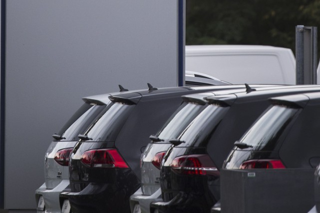 Les concessionnaires Volkswagen disent ne pas sentir les effets du scandale Selon l'EPA, les modèles équipés de moteurs diesel... (AFP, ODD ANDERSEN)