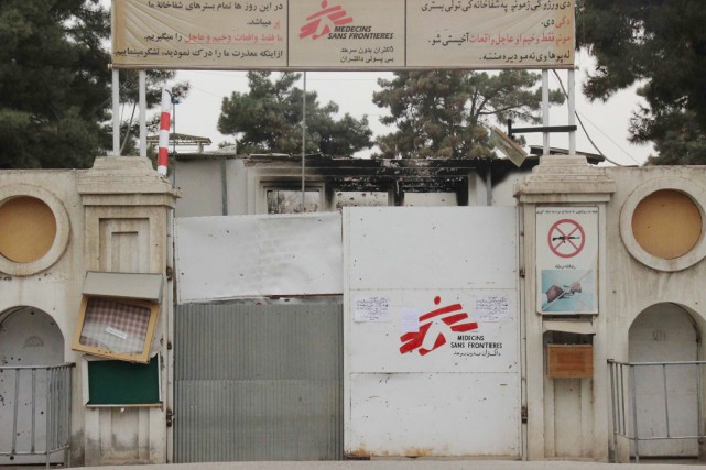 Des soldats américains forcent l'entrée de l'hôpital de MSF bombardé à Kunduz Le véhicule blindé américain est entré de force... (PHOTO NASIR WAQIF, AFP)