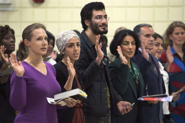 L'immigration n'est pas un remède New Canadians take the oath of citizenship at... (PC, Andrew Vaughan)