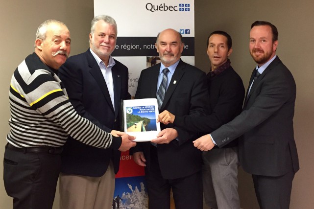 Une pétition pour la Route verte remise à Couillard Michel de Champlain, président de la Véloroute des... (Photo courtoisie)