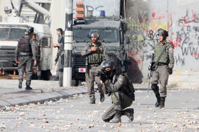 340 universitaires britanniques boycotteront les universités israéliennes Un soldat de l'armée israélienne pointe son arme... (PHOTO MUSA AL-SHAER, ARCHIVES AFP)