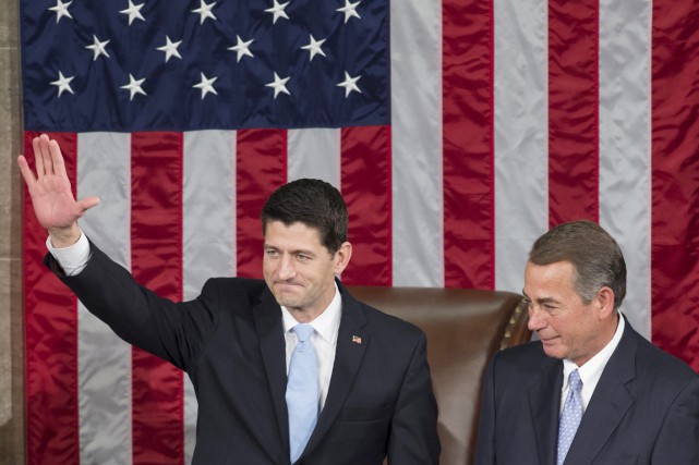 Paul Ryan (à gauche) succède à John Boehner... (PHOTO SAUL LOEB, AFP)