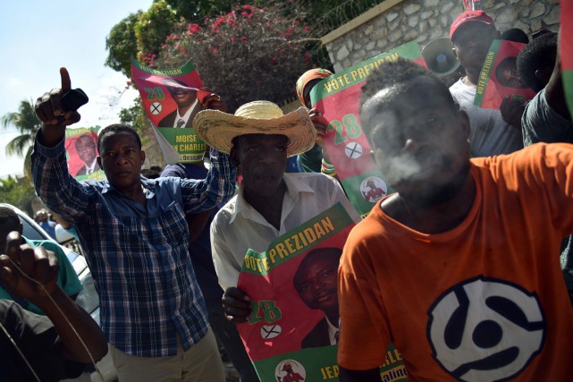 Des partisans du candidat Moïse Jean-Charles ont protesté,... (Photo HECTOR RETAMAL, AFP)