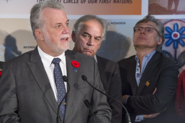 Sévices envers des autochtones: Couillard lance un appel au calme Le premier ministre Philippe Couillard s'est entretenu pendant... (La Presse Canadienne, Paul Chiasson)