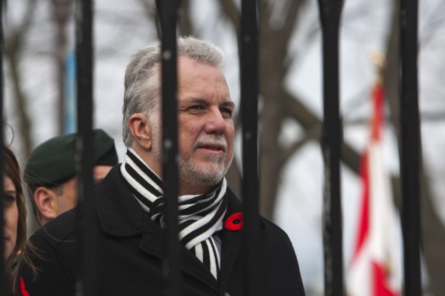 Couillard trace un parallèle entre le nazisme et l'État islamique À Québec pour participer à la traditionnelle cérémonie... (La Presse Canadienne, Clement Allard)