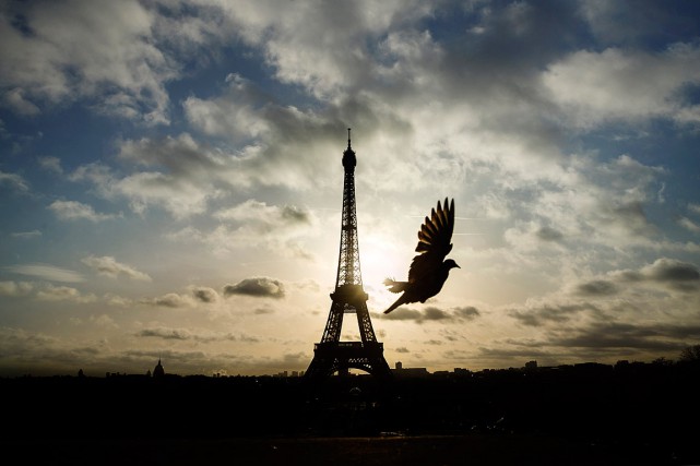 De multiples attaques à Paris ont fait plus... (Photo Daniel Ochoa de Olza, AP)