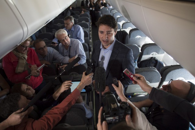 Trudeau maintient l'objectif de 25 000 réfugiés d'ici janvier À bord de l'avion l'emmenant mardi au sommet... (La Presse Canadienne, Sean Kilpatrick)