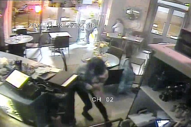 Des images inédites des attentats de Paris Des images d'une caméra de surveillance de la... (IMAGE TIRÉE DE LA VIDÉO, THE DAILY MAIL)