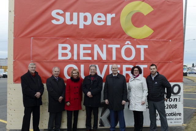 Super C investit 6 M $ à Jonquière Denis Poitras, directeur du magasin; Rodrigue Rousseau, directeur... (Photo Le Progrès-Dimanche, Jeannot Lévesque)