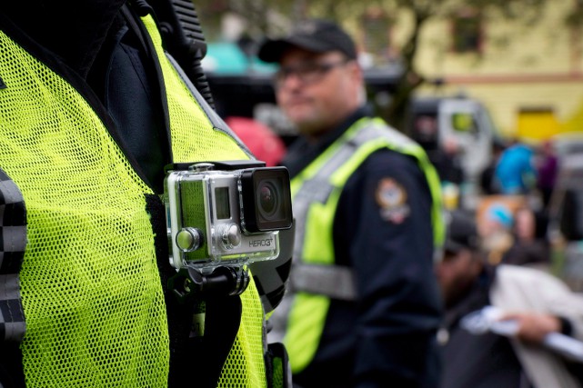 Un policier équipé d'une caméra corporelle.... (PHOTO JONATHAN HAYWARD, LA PRESSE CANADIENNE)