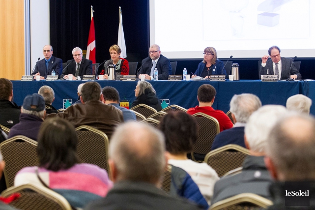 Saint-Augustin ne signera pas l'entente d'agglomération avant le printemps Les cinq conseillers opposés au maire Sylvain Juneau... (Le Soleil, Caroline Grégoire)