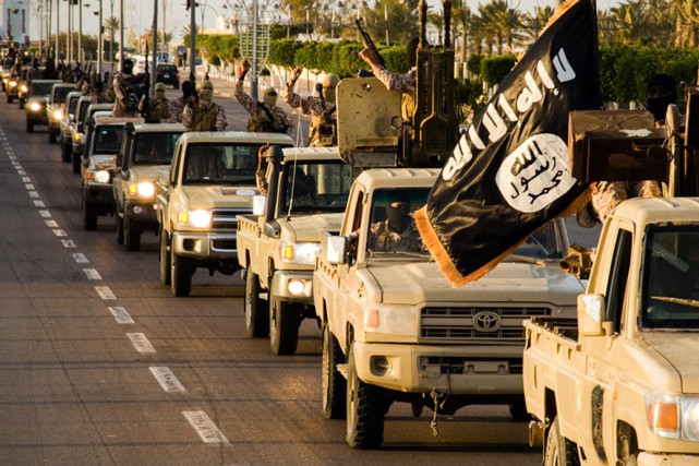 Obama prêt à traquer les djihadistes de l'EI jusqu'en Libye Des membres du groupe armé État islamique paradent... (PHOTO ARCHIVES AFP)