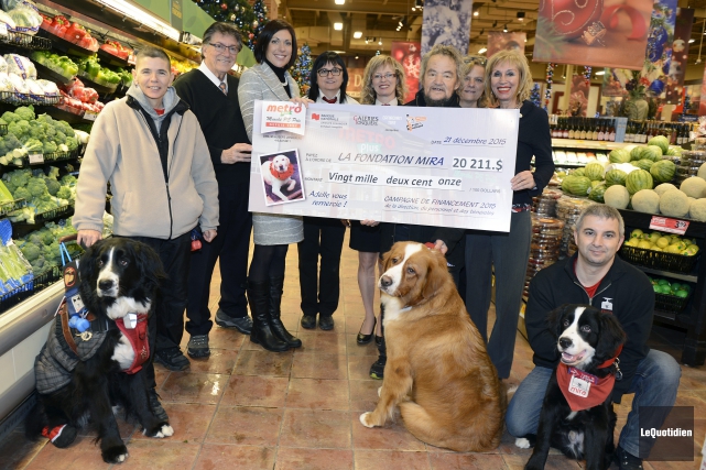 20 000$ pour la Fondation Mira Yvon-Marie Bergeron (2e à gauche) était heureux de... (Photo Le Quotidien, Jeannot Lévesque)