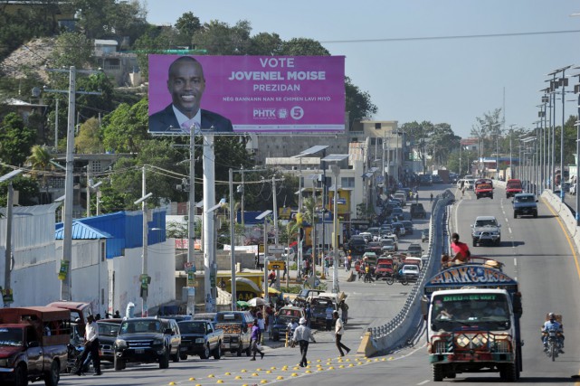 Affiche électorale en bordure d'une route de Port-au-Prince,... (Photo HECTOR RETAMAL, AFP)