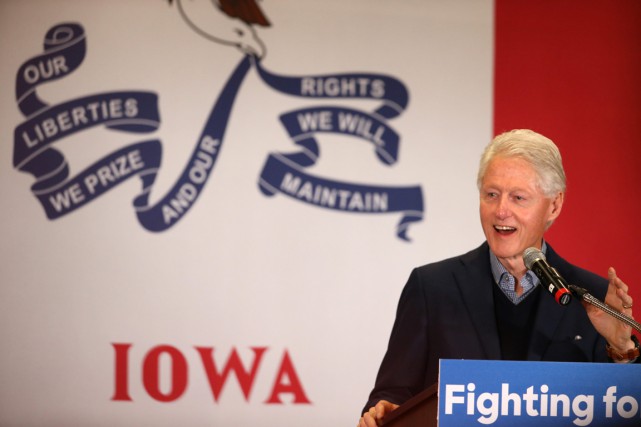 L'ancien président Bill Clinton (photo: jeudi, dans l'Iowa),... (Photo Andrew Harnik, AP)