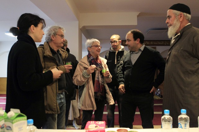 Les mosquées françaises ouvrent leurs portes Des gens discutent dans une mosquée d'Ajaccio, en... (PHOTO PASCAL POCHARD-CASABIANCA, AGENCE FRANCE-PRESSE)
